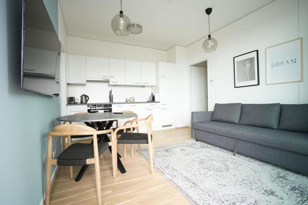 The High-Rise Condo With Pool Wina Bagian luar foto