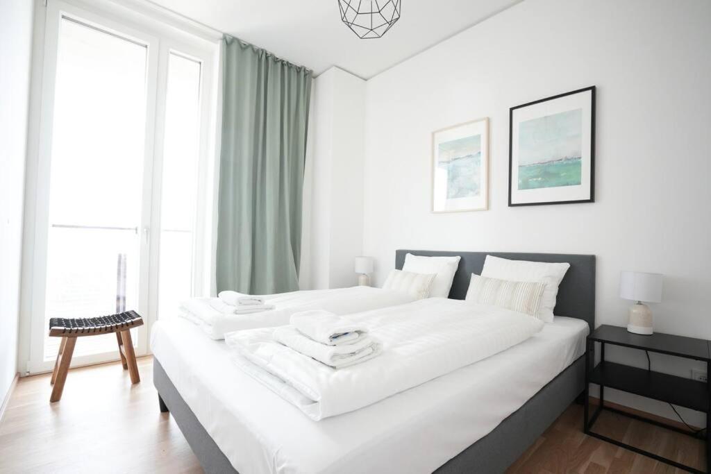 The High-Rise Condo With Pool Wina Bagian luar foto