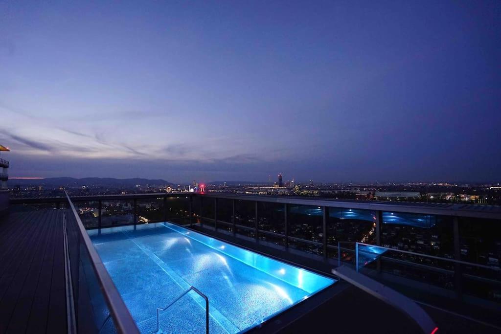 The High-Rise Condo With Pool Wina Bagian luar foto