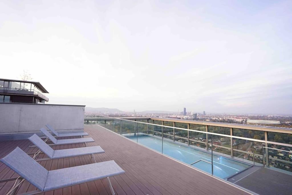 The High-Rise Condo With Pool Wina Bagian luar foto