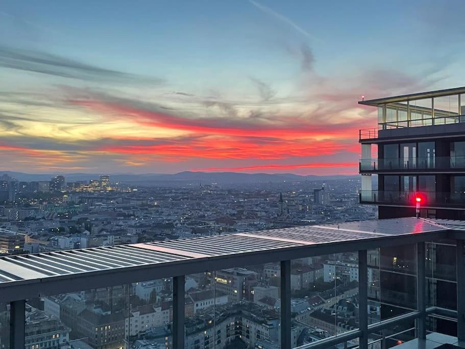 The High-Rise Condo With Pool Wina Bagian luar foto