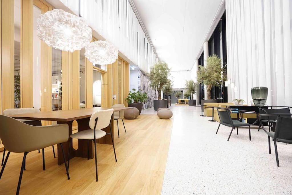 The High-Rise Condo With Pool Wina Bagian luar foto