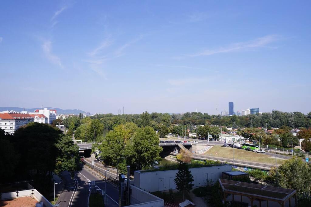 The High-Rise Condo With Pool Wina Bagian luar foto