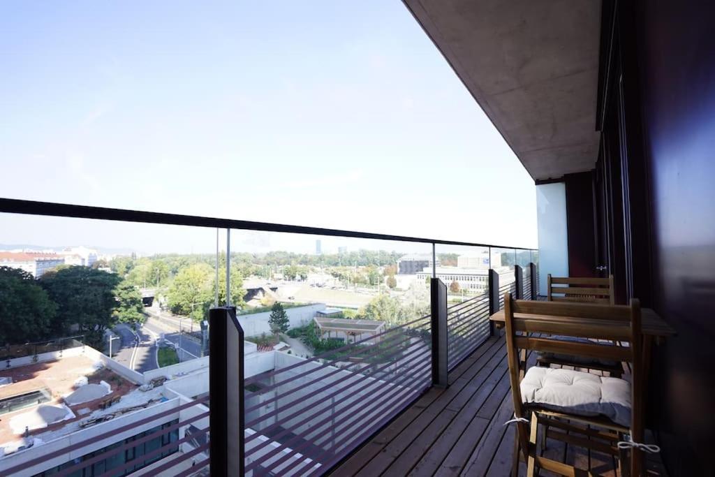 The High-Rise Condo With Pool Wina Bagian luar foto