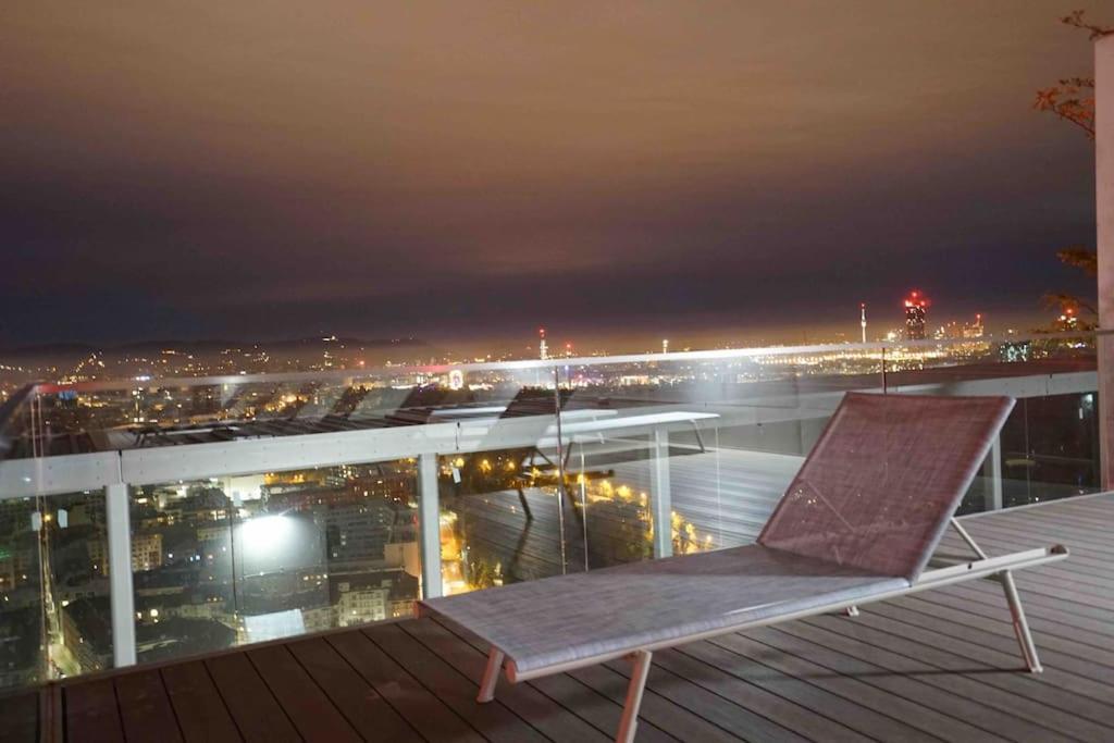 The High-Rise Condo With Pool Wina Bagian luar foto