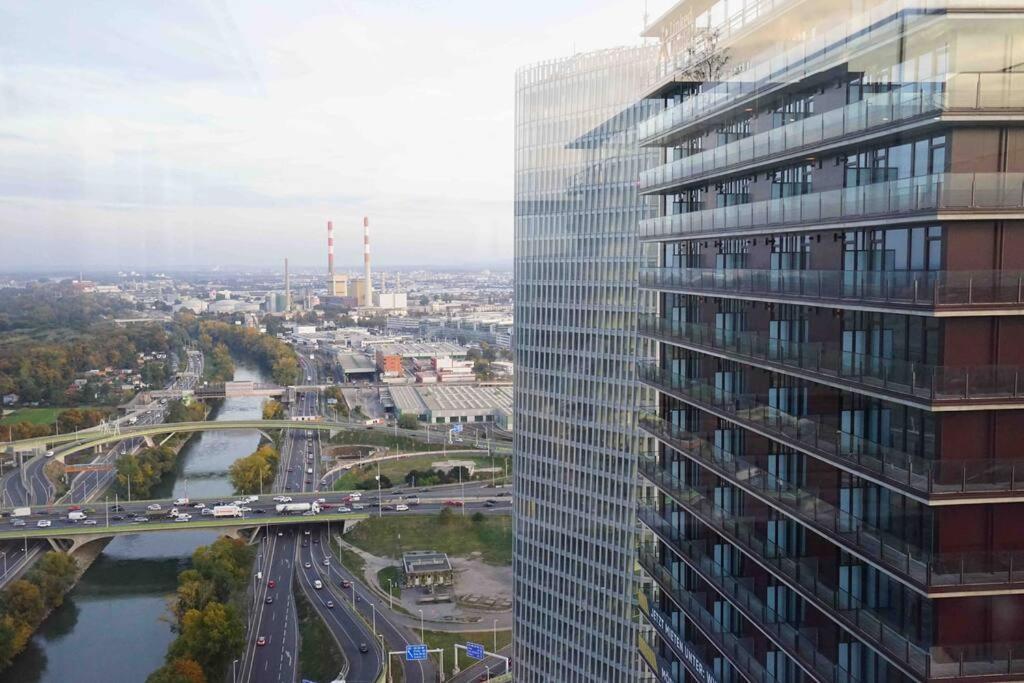 The High-Rise Condo With Pool Wina Bagian luar foto